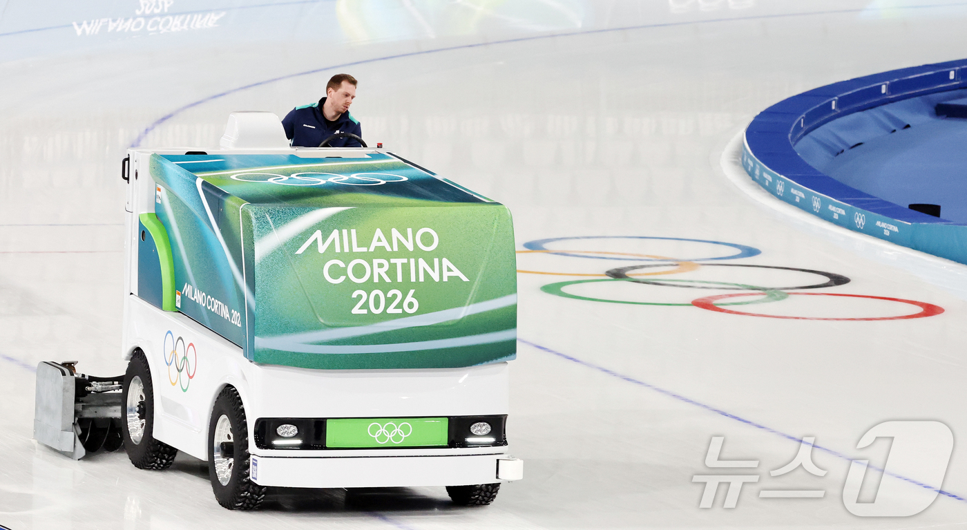 (밀라노=뉴스1) 김진환 기자 = 2026 밀라노·코르티나 담페초 동계올림픽 개막을 이틀 앞둔 4일(현지시간) 이탈리아 밀라노 스피드스케이팅 경기장에서 관계자가 빙질을 관리하고 있 …