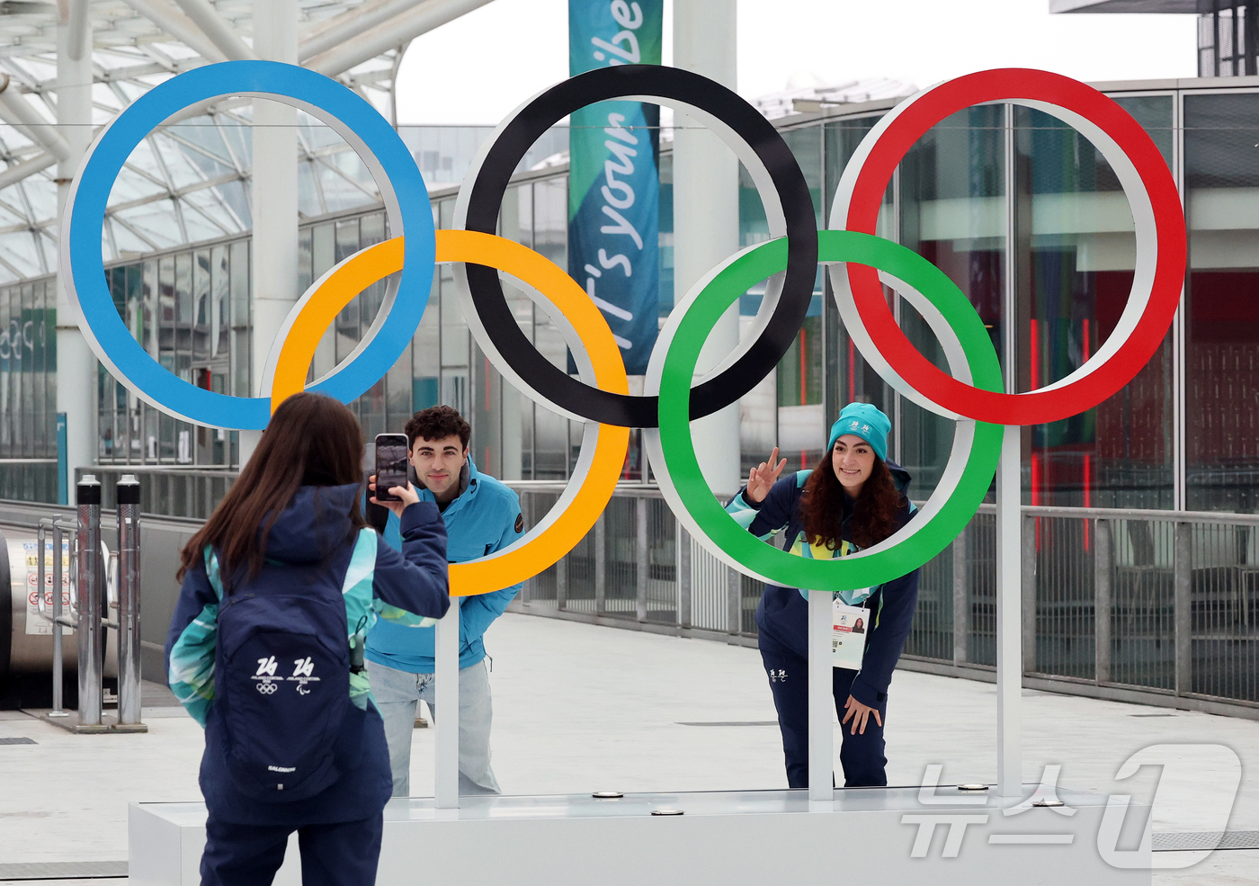 (밀라노=뉴스1) 김진환 기자 = 2026 밀라노·코르티나 담페초 동계올림픽 개막을 이틀 앞둔 4일(현지시간) 이탈리아 밀라노 스피드스케이팅 경기장 인근에서 자원봉사자들이 올림픽 …