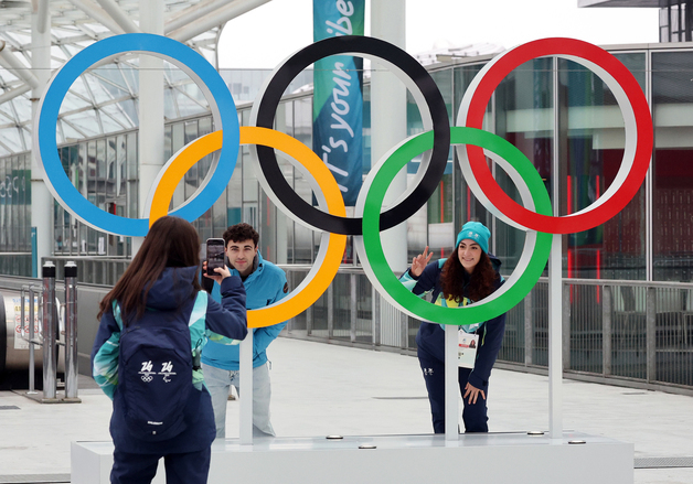 오륜기 앞에서 추억 남기는 자원봉사자들