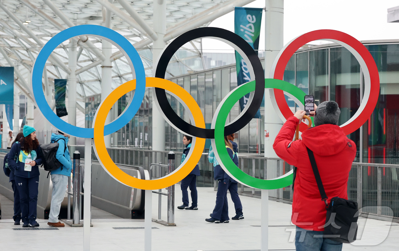 (밀라노=뉴스1) 김진환 기자 = 2026 밀라노·코르티나 담페초 동계올림픽 개막을 이틀 앞둔 4일(현지시간) 이탈리아 밀라노 스피드스케이팅 경기장 인근에서 한 관광객이 올림픽 오 …