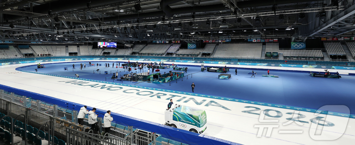 (밀라노=뉴스1) 김진환 기자 = 2026 밀라노·코르티나 담페초 동계올림픽 개막을 이틀 앞둔 4일(현지시간) 이탈리아 밀라노 스피드스케이팅 경기장에서 관계자가 빙질을 관리하고 있 …