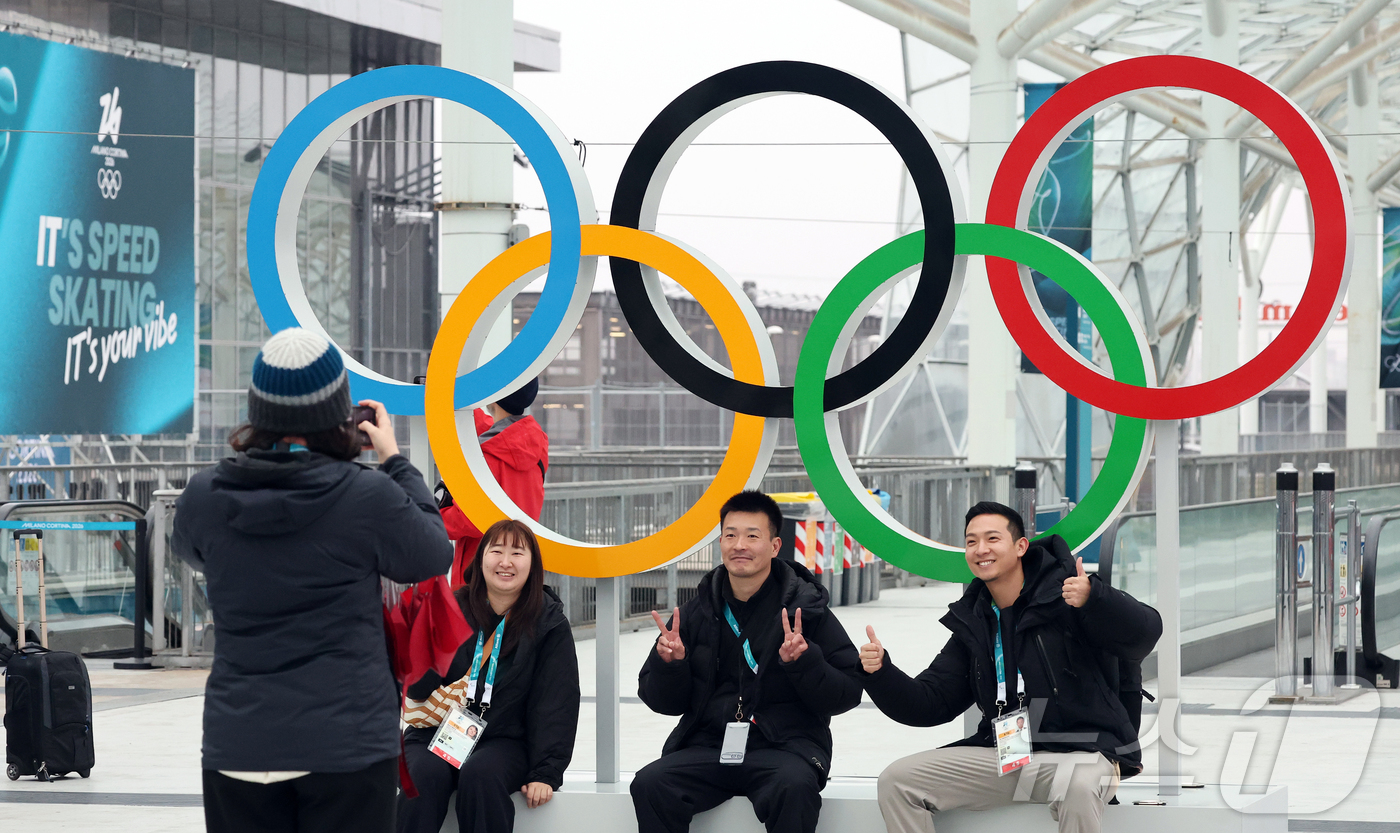 (밀라노=뉴스1) 김진환 기자 = 2026 밀라노·코르티나 담페초 동계올림픽 개막을 이틀 앞둔 4일(현지시간) 이탈리아 밀라노 스피드스케이팅 경기장 인근에서 일본 방송국 관계자들이 …