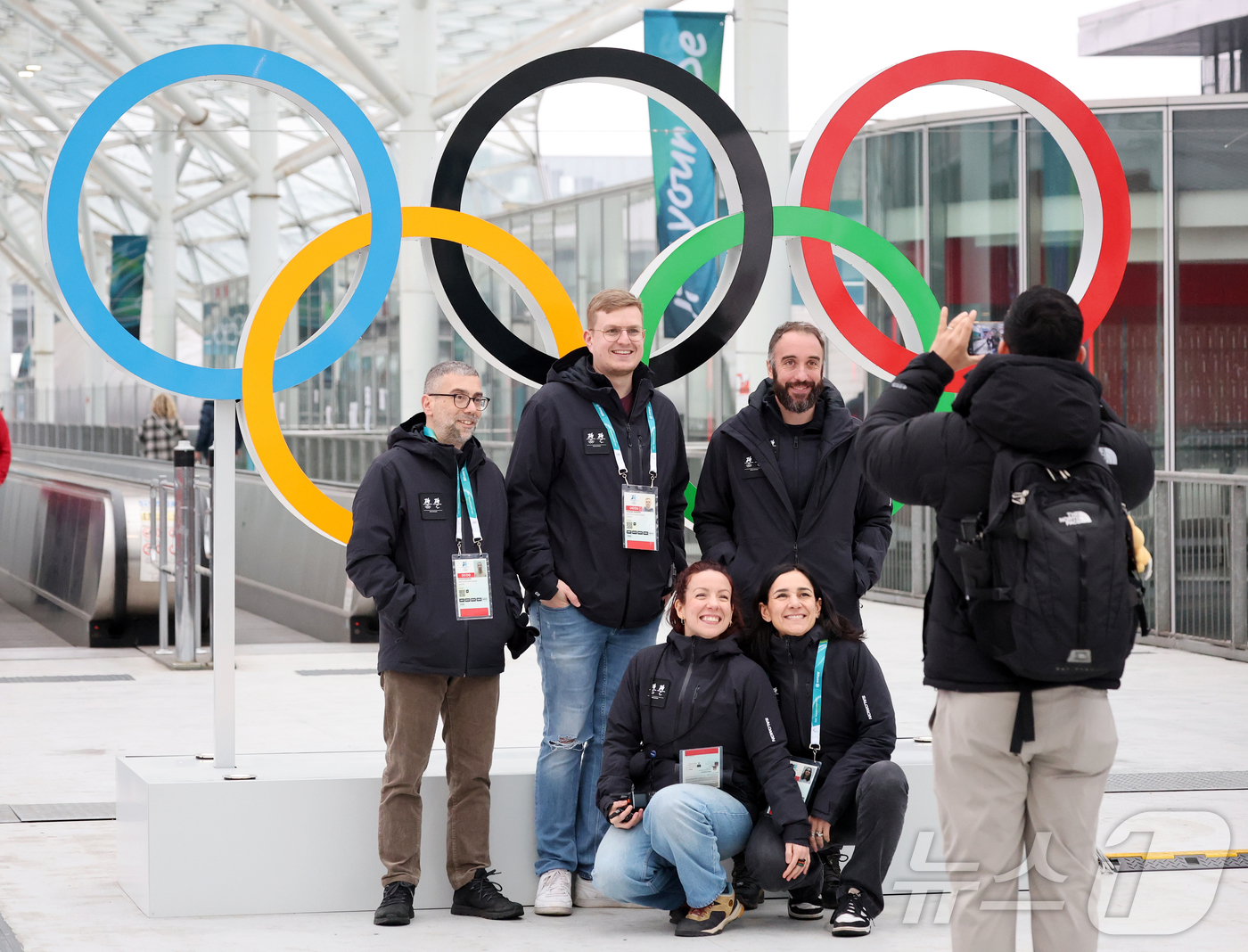 (밀라노=뉴스1) 김진환 기자 = 2026 밀라노-코르티나 담페초 동계올림픽 개막을 이틀 앞둔 4일(현지시간) 이탈리아 밀라노 스피드스케이팅 경기장 인근에서 관계자들이 올림픽 오륜 …