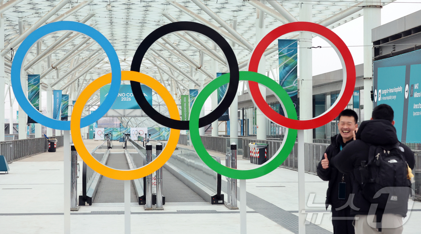 (밀라노=뉴스1) 김진환 기자 = 2026 밀라노·코르티나 담페초 동계올림픽 개막을 이틀 앞둔 4일(현지시간) 이탈리아 밀라노 스피드스케이팅 경기장 인근에서 일본 방송국 관계자들이 …