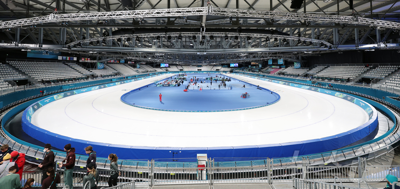 (밀라노=뉴스1) 김진환 기자 = 2026 밀라노·코르티나 담페초 동계올림픽 개막을 이틀 앞둔 4일(현지시간) 이탈리아 밀라노 스피드스케이팅 경기장에서 선수들이 훈련을 준비하고 있 …