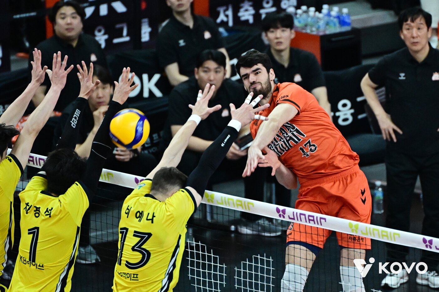 본문 이미지 - OK저축은행 외국인 선수 디미트로프가 4일 부산 강서체육관에서 열린 2025-26 V리그 남자부 5라운드 KB손해보험전에서 38점을 기록하며 팀의 3-1 역전승을 이끌었다. (KOVO 제공)