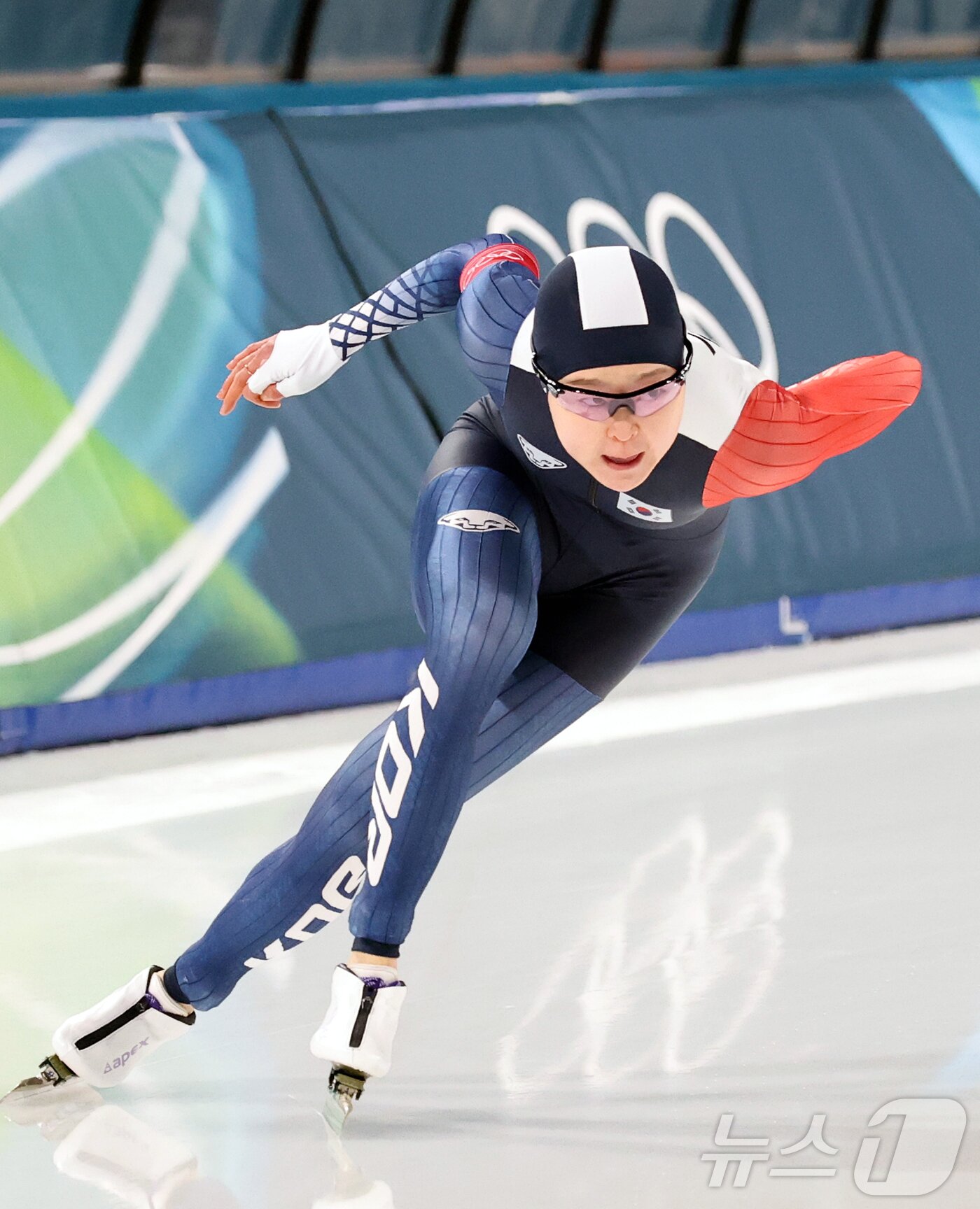 본문 이미지 - 2026 밀라노·코르티나담페초 동계올림픽 개막을 이틀 앞둔 4일(현지시간) 이탈리아 밀라노 스피드스케이팅 스타디움에서 열린 여자 스피드스케이팅 500m 테스트 경기에 출전한 김민선이 역주를 펼치고 있다. 2026.2.4/뉴스1 ⓒ News1 김진환 기자