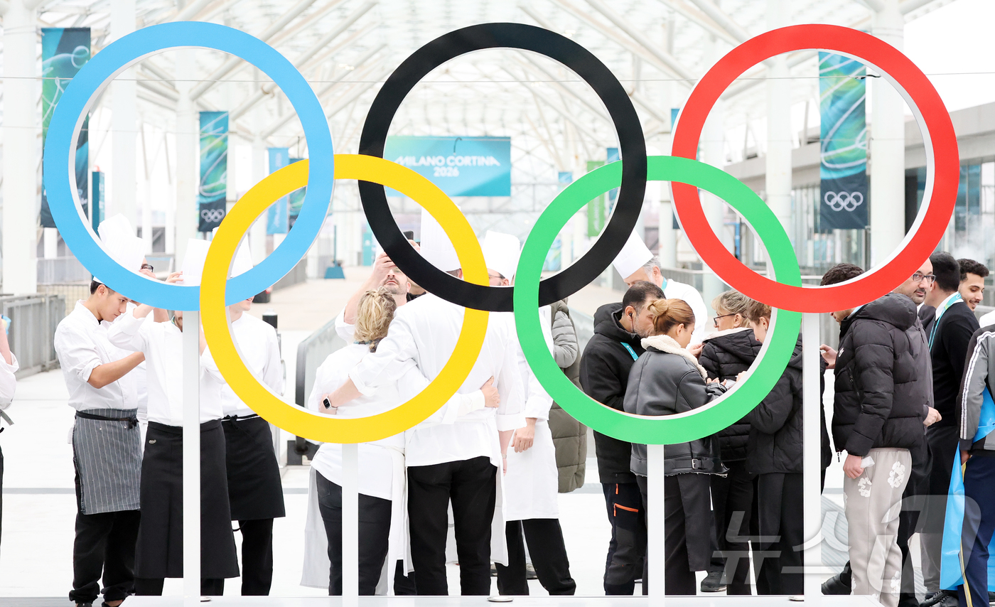 (밀라노=뉴스1) 김진환 기자 = 2026 밀라노·코르티나 담페초 동계올림픽 개막을 이틀 앞둔 4일(현지시간) 이탈리아 밀라노 스피드스케이팅 경기장 인근에 대형 올림픽 오륜기 조형 …