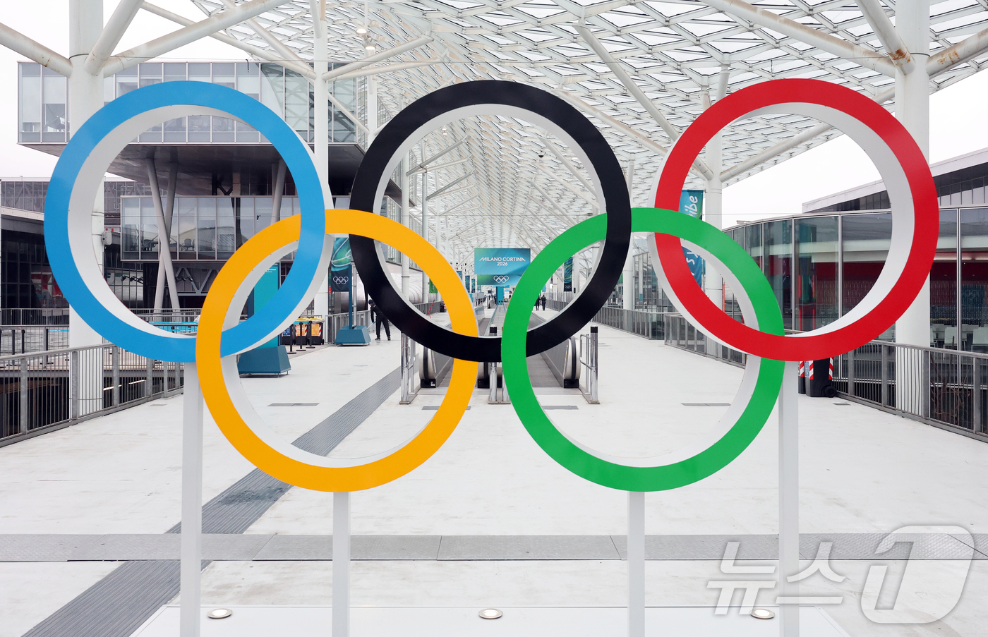 (밀라노=뉴스1) 김진환 기자 = 2026 밀라노·코르티나 담페초 동계올림픽 개막을 이틀 앞둔 4일(현지시간) 이탈리아 밀라노 스피드스케이팅 경기장 인근에 대형 올림픽 오륜기 조형 …