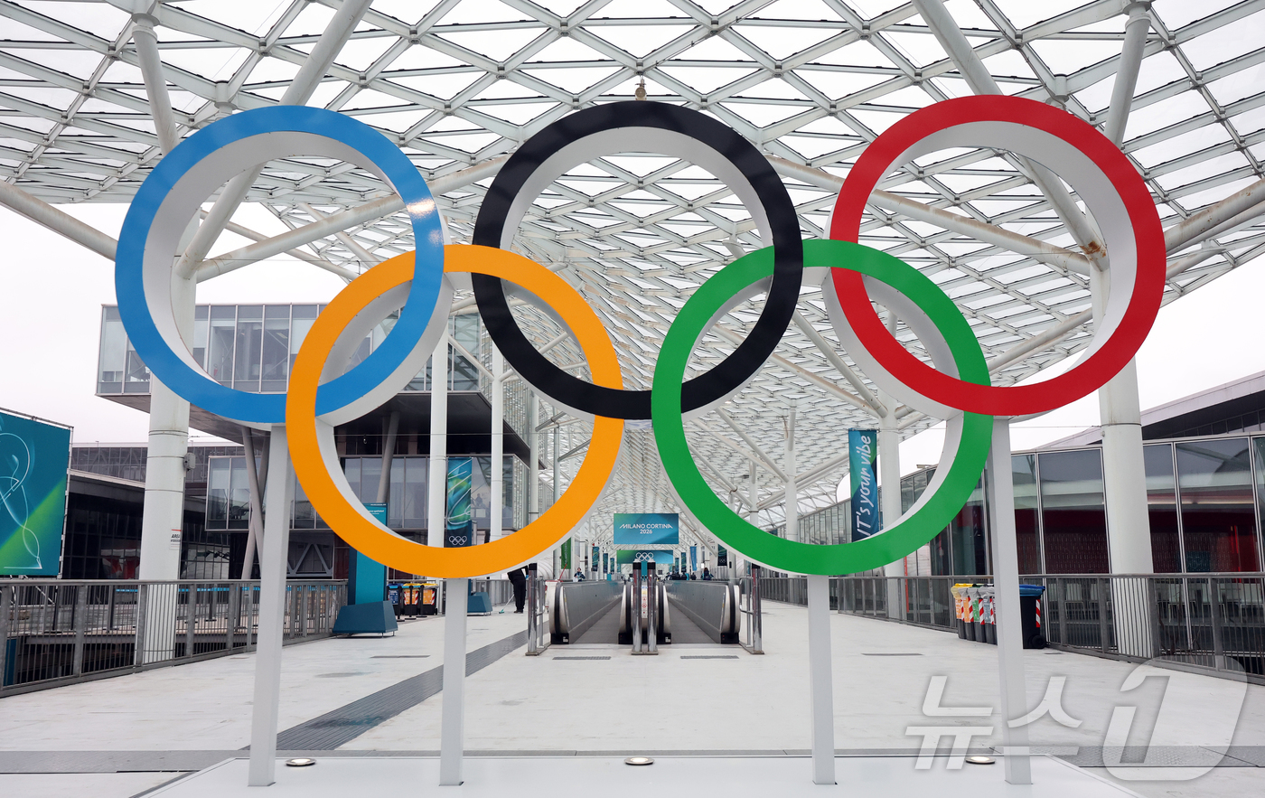 (밀라노=뉴스1) 김진환 기자 = 2026 밀라노·코르티나 담페초 동계올림픽 개막을 이틀 앞둔 4일(현지시간) 이탈리아 밀라노 스피드스케이팅 경기장 인근에 대형 올림픽 오륜기 조형 …