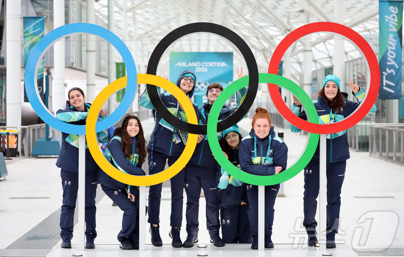 (밀라노=뉴스1) 김진환 기자 = 2026 밀라노·코르티나 담페초 동계올림픽 개막을 이틀 앞둔 4일(현지시간) 이탈리아 밀라노 스피드스케이팅 경기장 인근에서 자원봉사자들이 올림픽 …