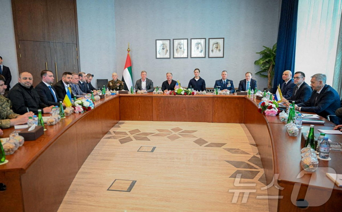 (아부다비 로이터=뉴스1) 강민경 기자 = 미국 대표단과 러시아 대표단, 우크라이나 대표단이 5일 아랍에미리트(UAE) 아부다비에서 만나 대화하고 있다. 2026.2.5ⓒ 로이터= …