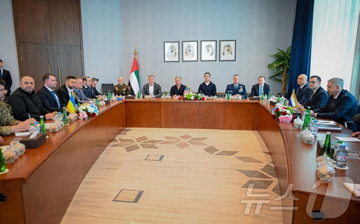 본문 이미지 - 미국 대표단과 러시아 대표단, 우크라이나 대표단이 5일 아랍에미리트(UAE) 아부다비에서 만나 대화하고 있다. 2026.2.5 ⓒ 로이터=뉴스1 ⓒ News1 강민경 기자