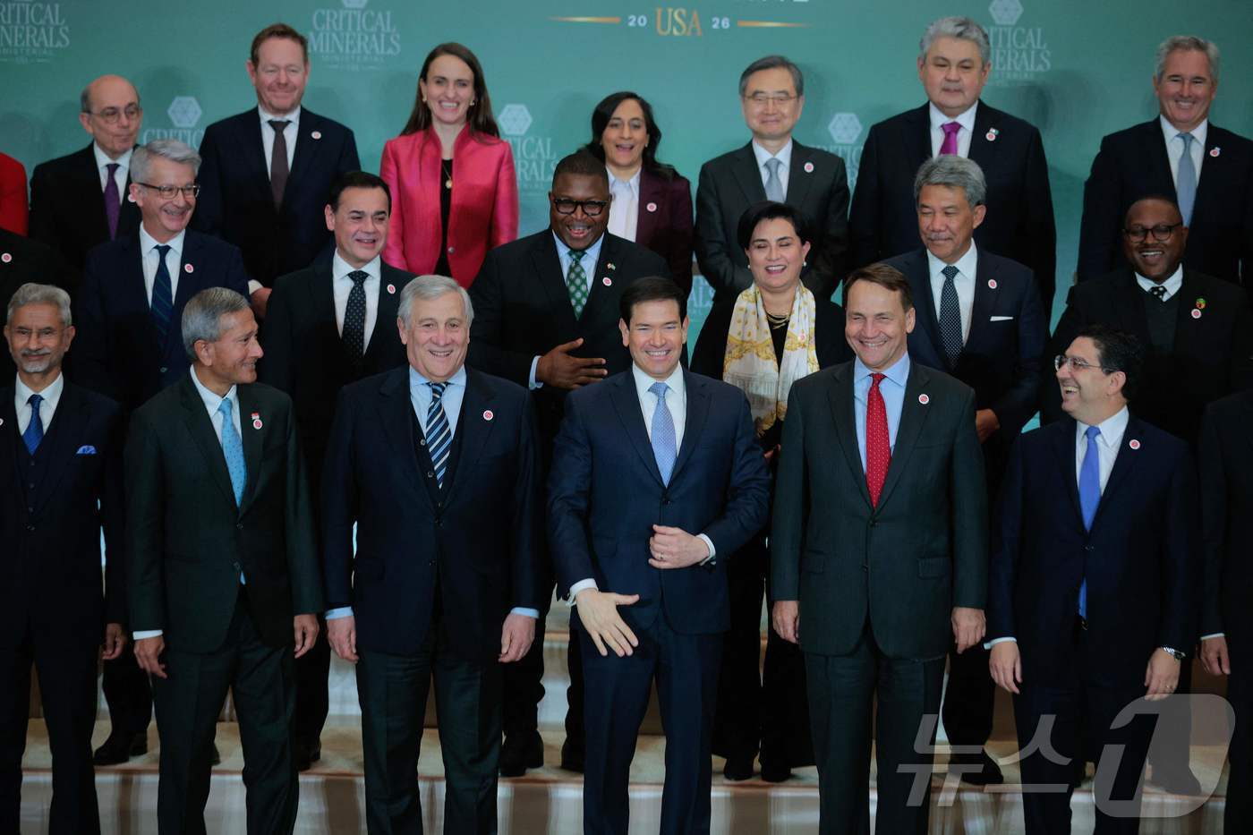 본문 이미지 - 4일(현지시간) 미국 워싱턴DC 국무부 청사에서 열린 제1회 핵심 광물 장관 회의에서 마코 루비오 미 국무장관, 조현 외교부 장관 등 55개국 장관급 인사들이 기념촬영을 하고 있다. ⓒ AFP=뉴스1 ⓒ News1 류정민 특파원
