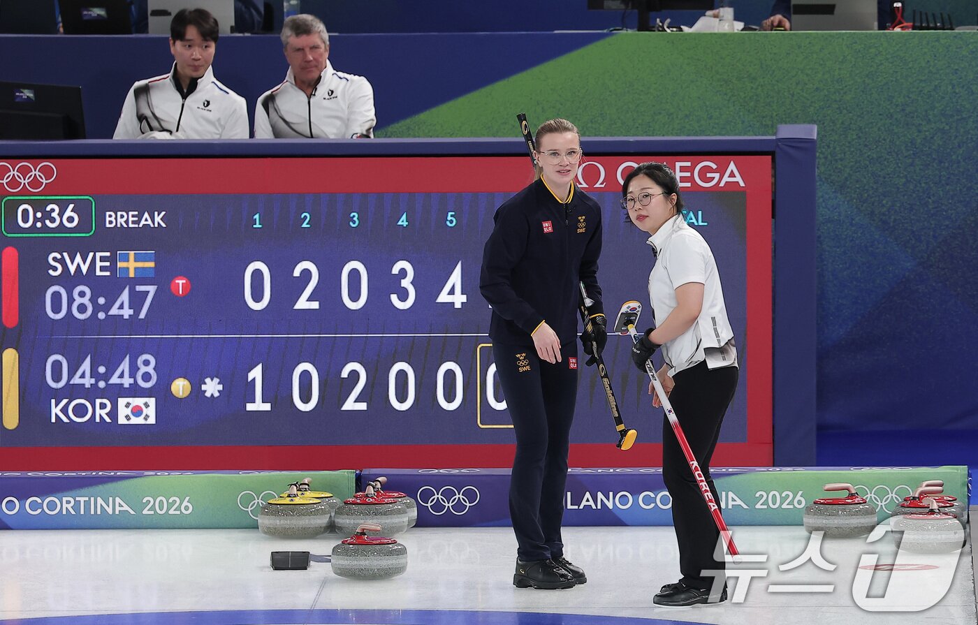 본문 이미지 - 컬링 믹스더블 김선영이 4일(현지시간) 이탈리아 코르티나담페초 컬링 올림픽 스타디움에서 열린 컬링 믹스더블 라운드 로빈 대한민국과 스웨덴의 경기에서 3-10으로 패배한 후 스웨덴 선수와 인사하고 있다. 2026.2.5/뉴스1 ⓒ News1 김성진 기자