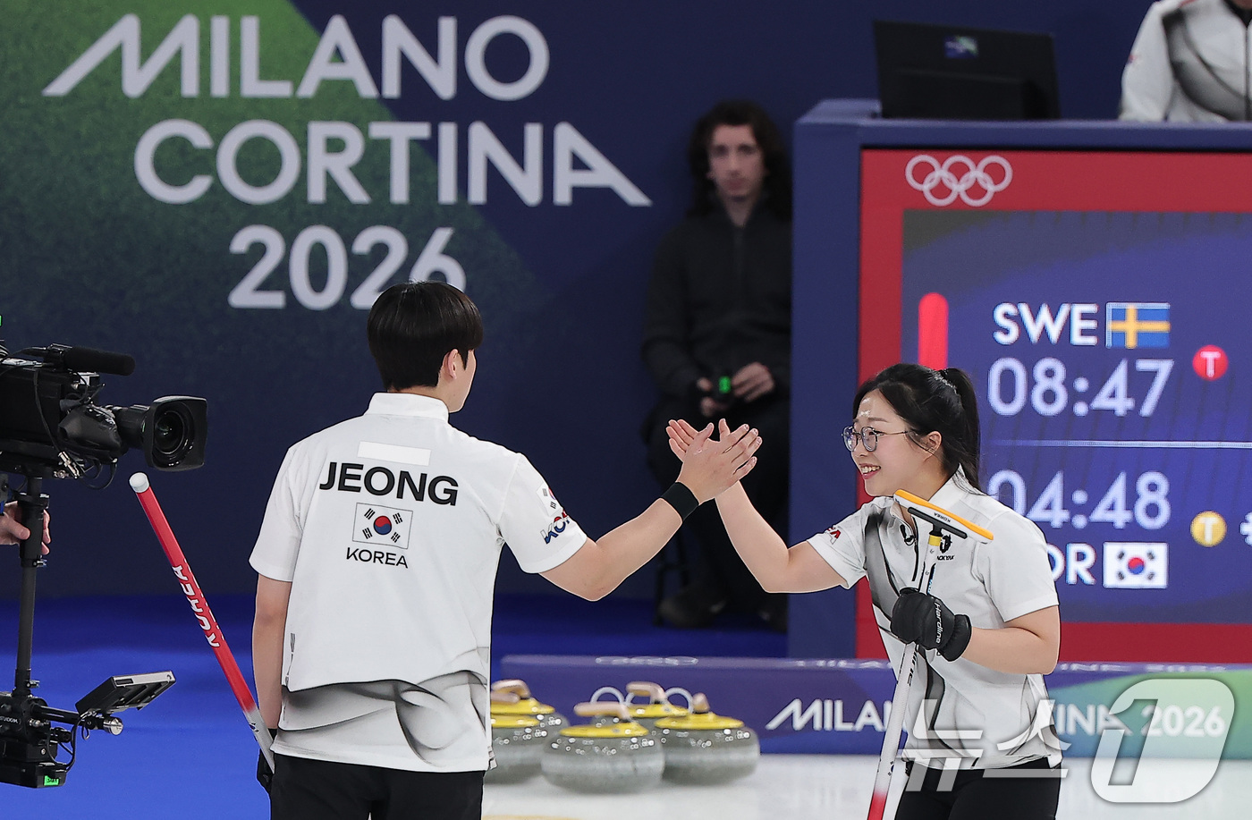 (밀라노=뉴스1) 김성진 기자 = 컬링 믹스더블 김선영과 정영석이 4일(현지시간) 이탈리아 코르티나담페초 컬링 올림픽 스타디움에서 열린 컬링 믹스더블 라운드 로빈 대한민국과 스웨덴 …