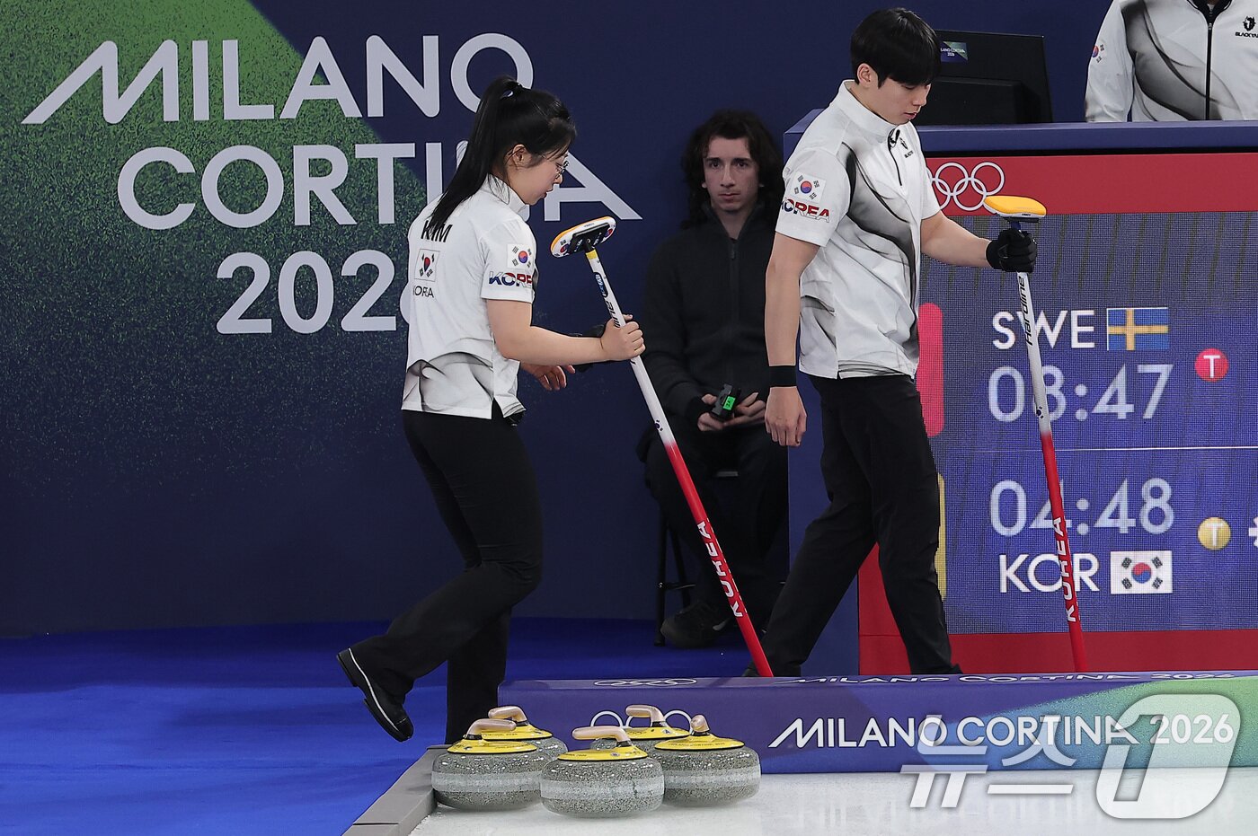 본문 이미지 - 컬링 믹스더블 김선영과 정영석이 4일(현지시간) 이탈리아 코르티나담페초 컬링 올림픽 스타디움에서 열린 컬링 믹스더블 라운드 로빈 대한민국과 스웨덴의 경기에서 3-10으로 패배한 후 서로를 격려하고 있다. 2026.2.5/뉴스1 ⓒ News1 김성진 기자