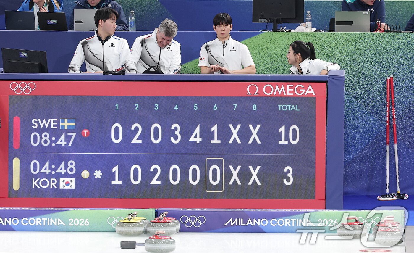 본문 이미지 - 컬링 믹스더블 김선영과 정영석이 4일(현지시간) 이탈리아 코르티나담페초 컬링 올림픽 스타디움에서 열린 컬링 믹스더블 라운드 로빈 대한민국과 스웨덴의 경기에서 3-10으로 패배한 후 아쉬워하고 있다. 2026.2.5/뉴스1 ⓒ News1 김성진 기자