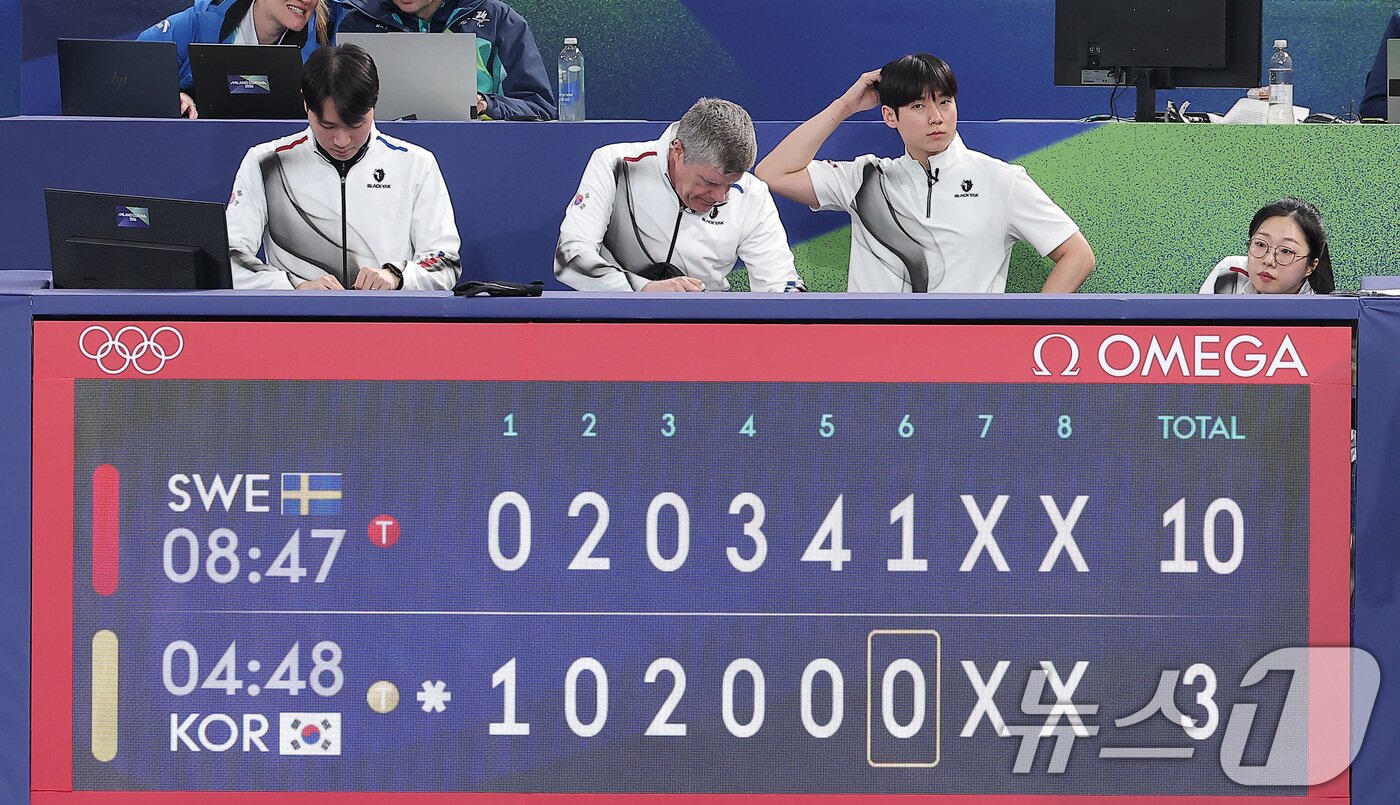 본문 이미지 - 컬링 믹스더블 정영석과 김선영이 4일(현지시간) 이탈리아 코르티나담페초 컬링 올림픽 스타디움에서 열린 컬링 믹스더블 라운드 로빈 대한민국과 스웨덴의 경기에서 3-10으로 패배한 후 아쉬워하고 있다. 2026.2.5/뉴스1 ⓒ News1 김성진 기자