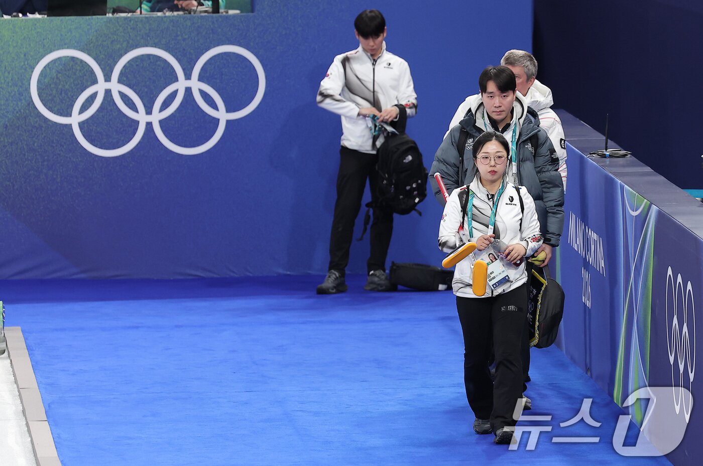 본문 이미지 - 컬링 믹스더블 김선영이 4일(현지시간) 이탈리아 코르티나담페초 컬링 올림픽 스타디움에서 열린 컬링 믹스더블 라운드 로빈 대한민국과 스웨덴의 경기에서 3-10으로 패배한 후 경기장을 빠져나가고 있다. 2026.2.5/뉴스1 ⓒ News1 김성진 기자