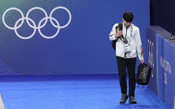 고개 숙인 정영석