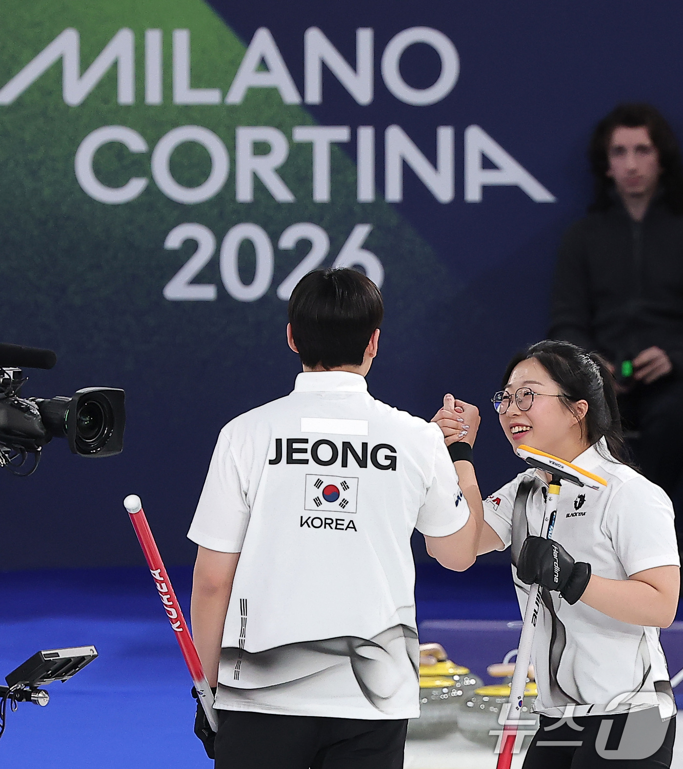 (밀라노=뉴스1) 김성진 기자 = 컬링 믹스더블 김선영과 정영석 4일(현지시간) 이탈리아 코르티나담페초 컬링 올림픽 스타디움에서 열린 컬링 믹스더블 라운드 로빈 대한민국과 스웨덴의 …