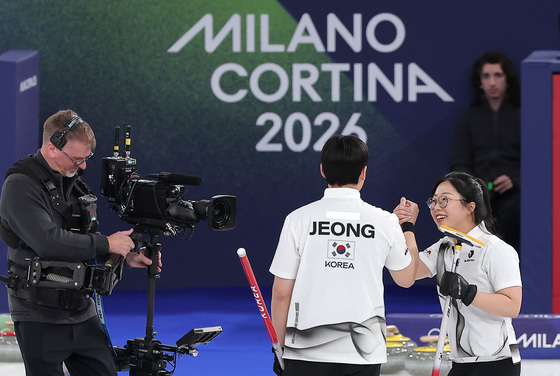 첫 경기 패배에도 서로 격려하는 믹스더블 김선영·정영석