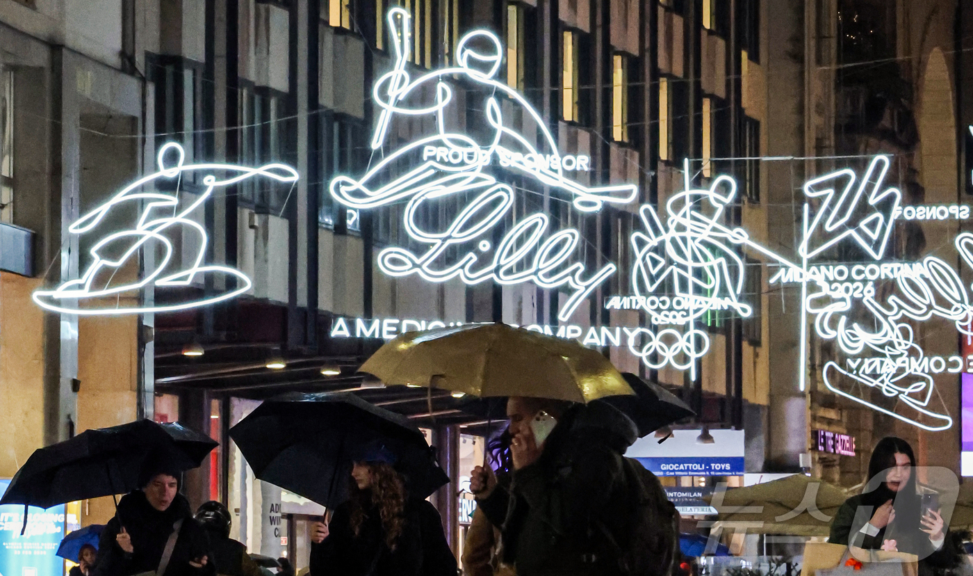 (밀라노=뉴스1) 김진환 기자 = 2026 밀라노·코르티나담페초 동계올림픽 개막을 이틀 앞둔 4일(현지시간) 이탈리아 밀라노 두오모 성당 앞에서 올림픽 종목을 나타내는 다양한 픽토 …