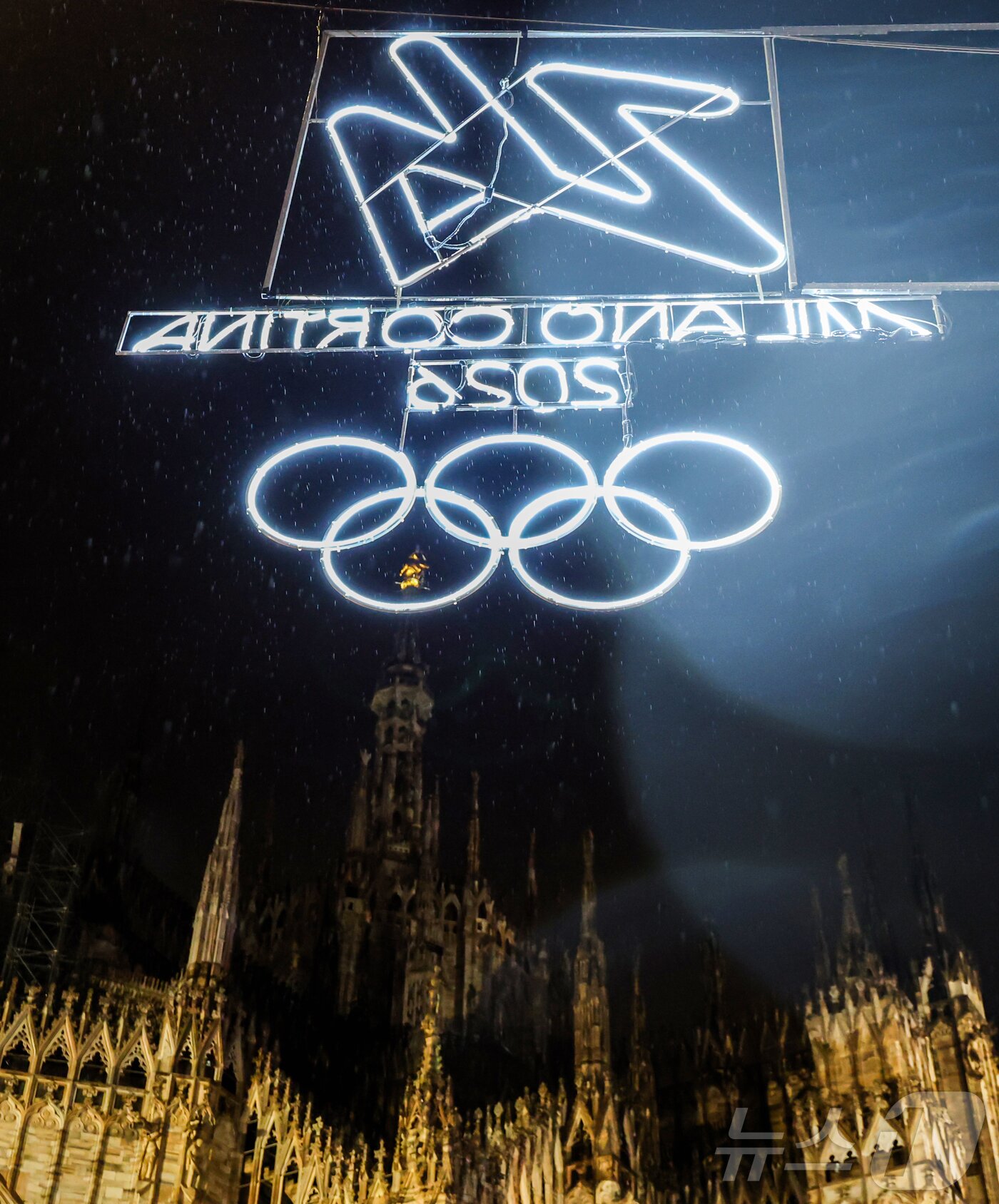 본문 이미지 - 2026 밀라노·코르티나담페초 동계올림픽 개막을이틀 앞둔 4일(현지시간) 이탈리아 밀라노 두오모 성당 앞 오륜 픽토그램이 불을 밝히고 있다. 2026.2.4/뉴스1 ⓒ News1 김진환 기자