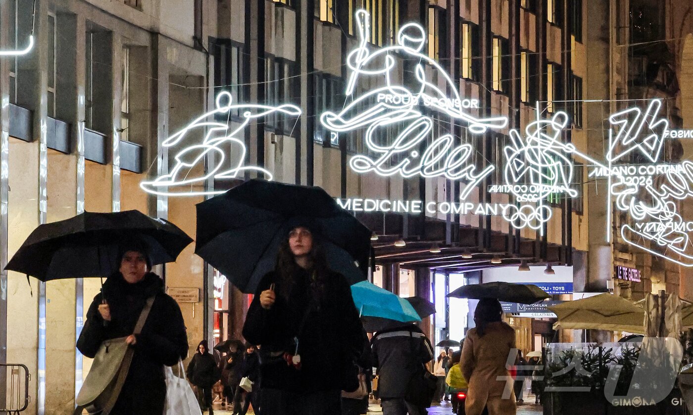 본문 이미지 - 2026 밀라노·코르티나담페초 동계올림픽 개막을 이틀 앞둔 4일(현지시간) 이탈리아 밀라노 두오모 성당 앞에서 올림픽 종목을 나타내는 다양한 픽토그램이 불을 밝히고 있다. 2026.2.4/뉴스1 ⓒ News1 김진환 기자