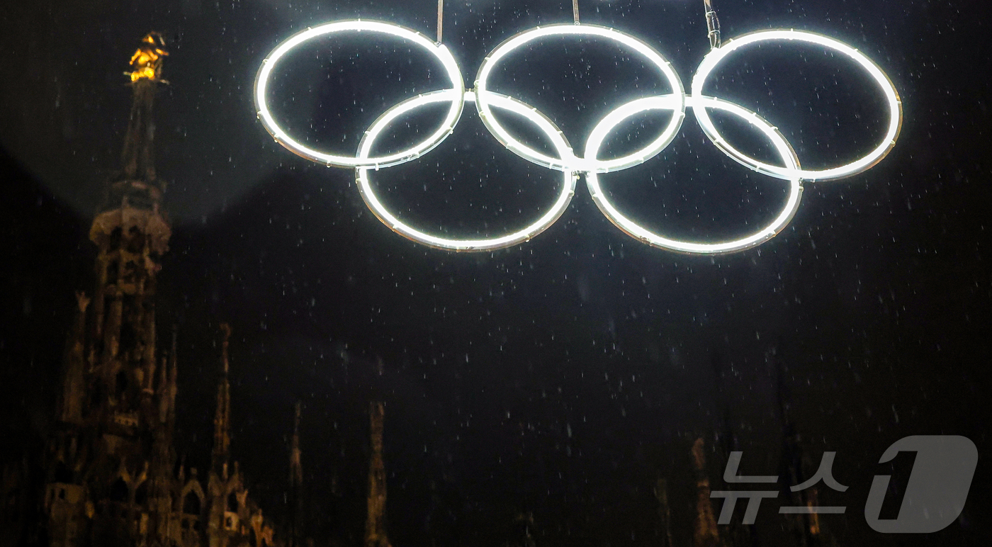 (밀라노=뉴스1) 김진환 기자 = 2026 밀라노·코르티나담페초 동계올림픽 개막을이틀 앞둔 4일(현지시간) 이탈리아 밀라노 두오모 성당 앞 오륜 픽토그램이 불을 밝히고 있다. 20 …