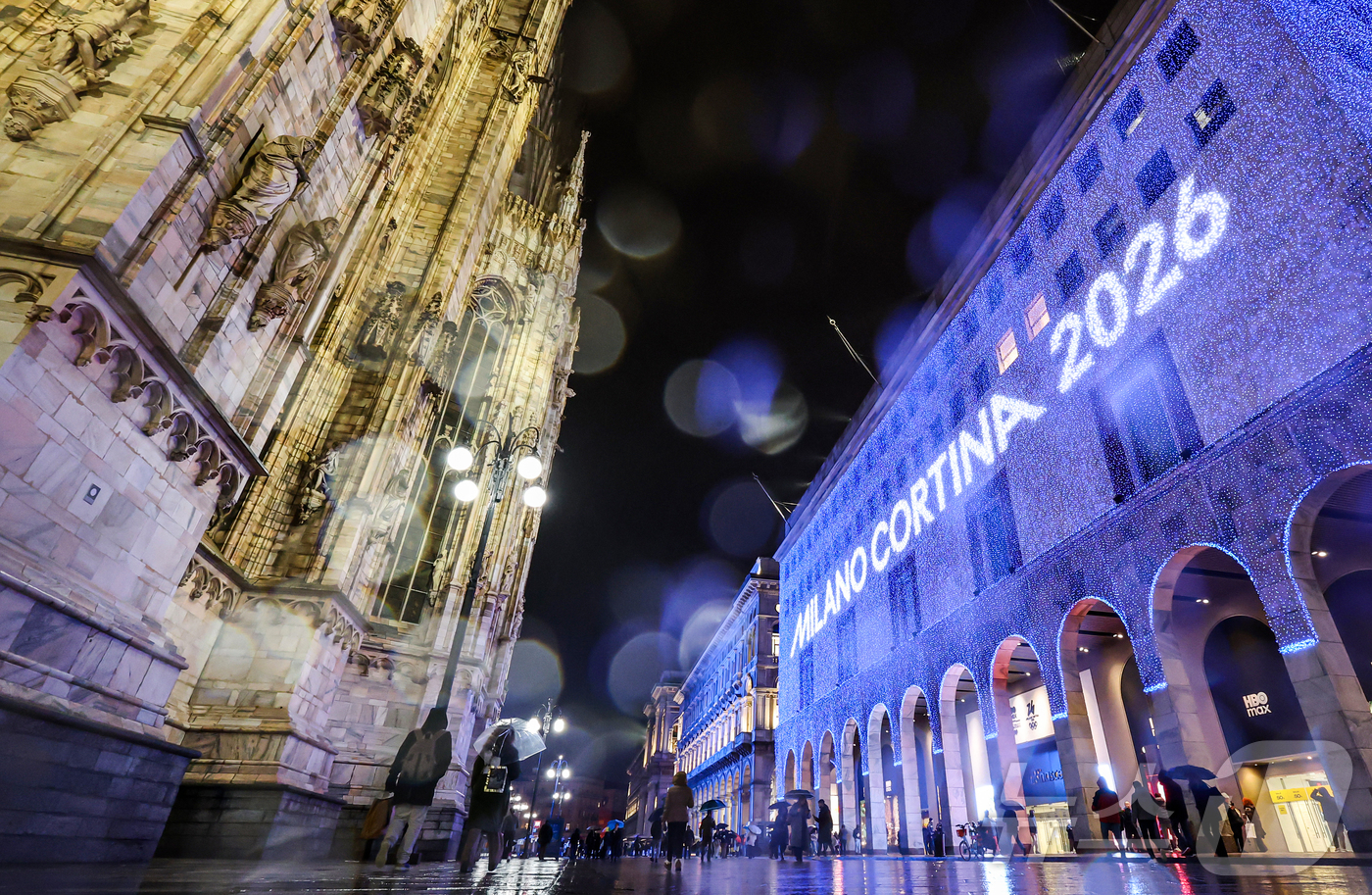 (밀라노=뉴스1) 김진환 기자 = 2026 밀라노·코르티나담페초 동계올림픽 개막을이틀 앞둔 4일(현지시간) 이탈리아 밀라노 두오모 성당 옆 건물에 올림픽 로고가 송출되고 있다. 2 …