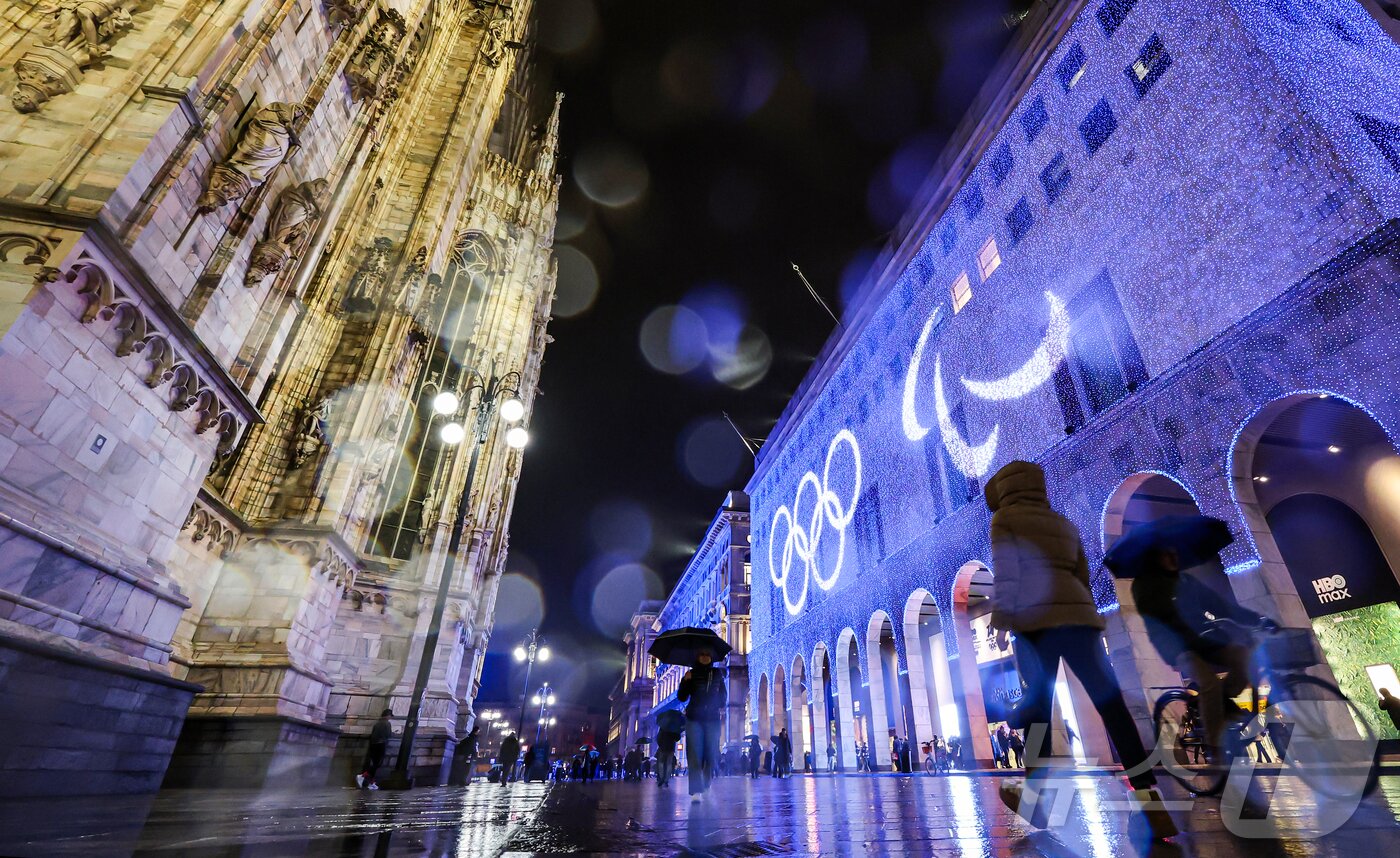 본문 이미지 - 2026 밀라노·코르티나담페초 동계올림픽 개막을이틀 앞둔 4일(현지시간) 이탈리아 밀라노 두오모 성당 옆 건물에 오륜기 이미지가 송출되고 있다. 2026.2.4/뉴스1 ⓒ News1 김진환 기자