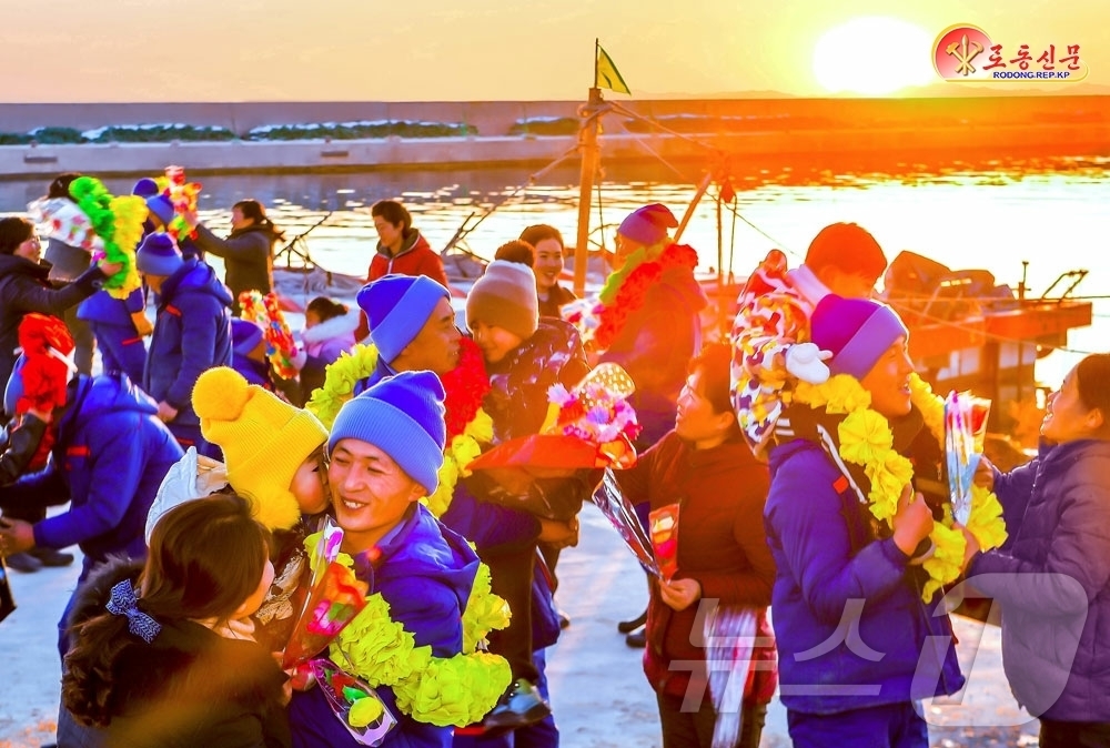 (평양 노동신문=뉴스1) = 북한 노동당 기관지 노동신문은 5일 신포시바닷가양식장이 '선진적인 양식업의 새로운 표본기지'가 됐다며, 이곳에서 여러 해산물이 대량 수확되고 있다고 선 …