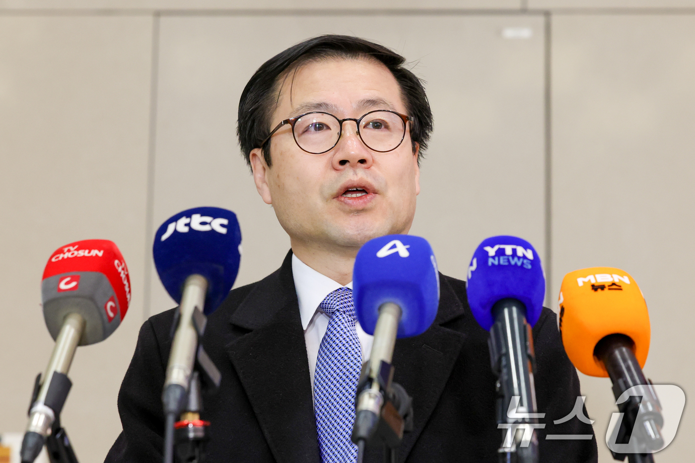 (인천공항=뉴스1) 안은나 기자 = 상호관세 25% 인상 예고 협의를 위해 급히 미국을 찾아 일정을 마친 여한구 산업통상부 통상교섭본부장이 5일 인천국제공항 2터미널을 통해 귀국, …