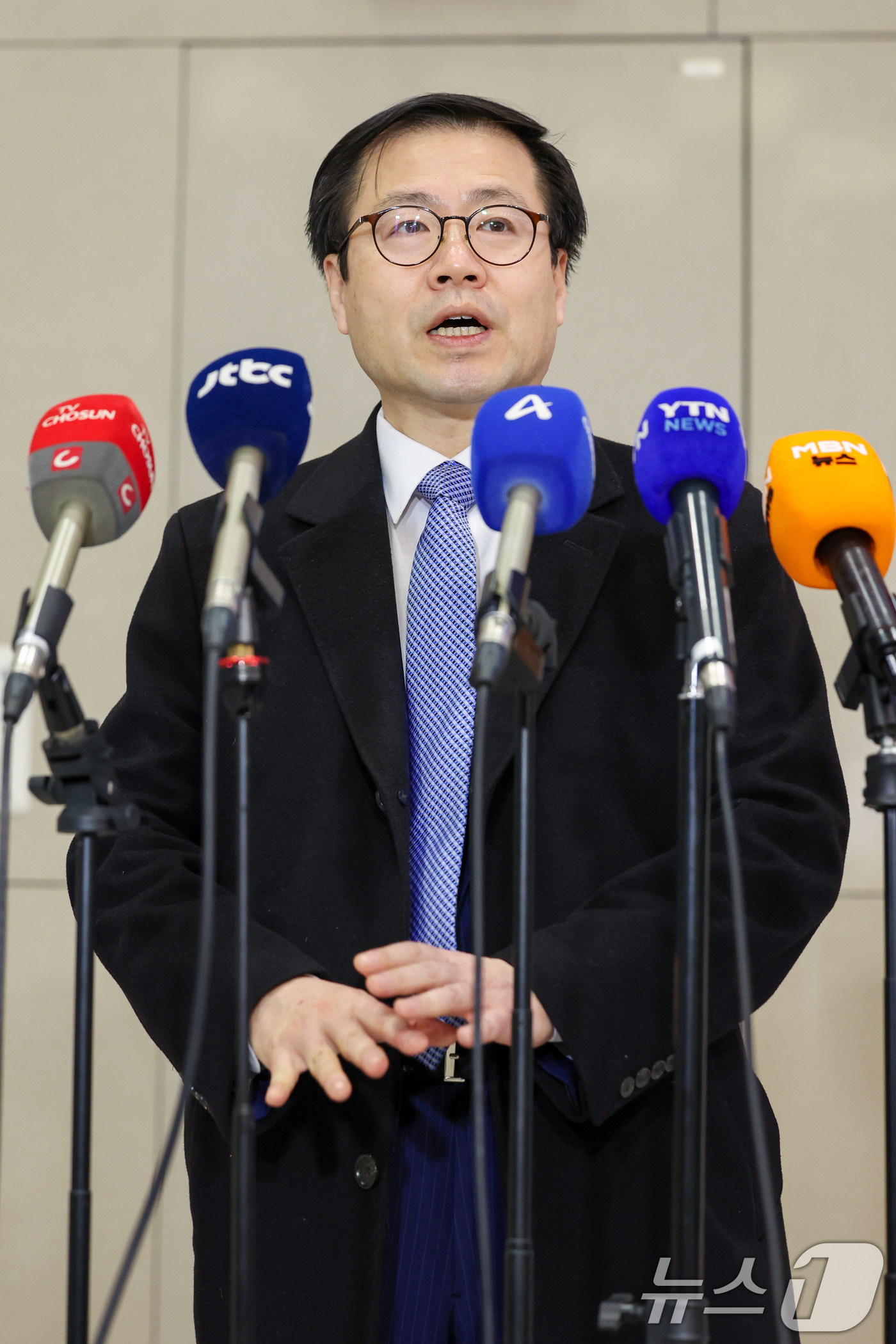 (인천공항=뉴스1) 안은나 기자 = 상호관세 25% 인상 예고 협의를 위해 급히 미국을 찾아 일정을 마친 여한구 산업통상부 통상교섭본부장이 5일 인천국제공항 2터미널을 통해 귀국, …