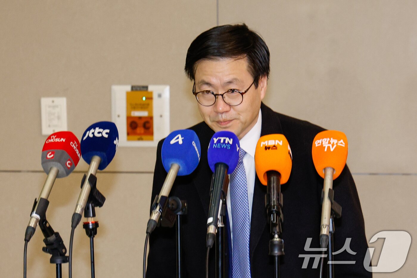 본문 이미지 - 상호관세 25% 인상 예고 협의를 위해 급히 미국을 찾아 일정을 마친 여한구 산업통상부 통상교섭본부장이 5일 인천국제공항 2터미널을 통해 귀국, 취재진 질문에 답변을 마친 뒤 인사하고 있다. 2026.2.5/뉴스1 ⓒ News1 안은나 기자