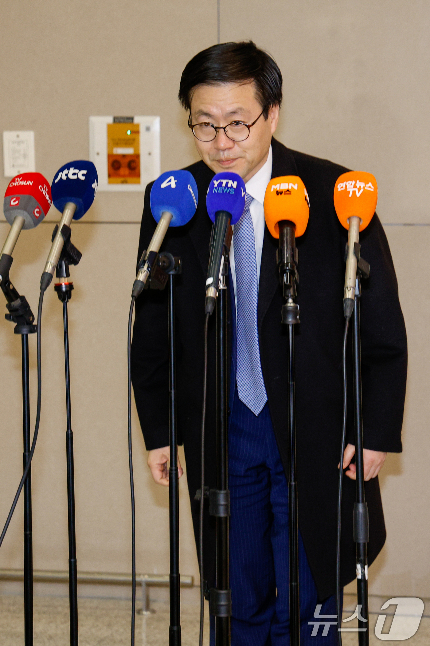 (인천공항=뉴스1) 안은나 기자 = 상호관세 25% 인상 예고 협의를 위해 급히 미국을 찾아 일정을 마친 여한구 산업통상부 통상교섭본부장이 5일 인천국제공항 2터미널을 통해 귀국, …