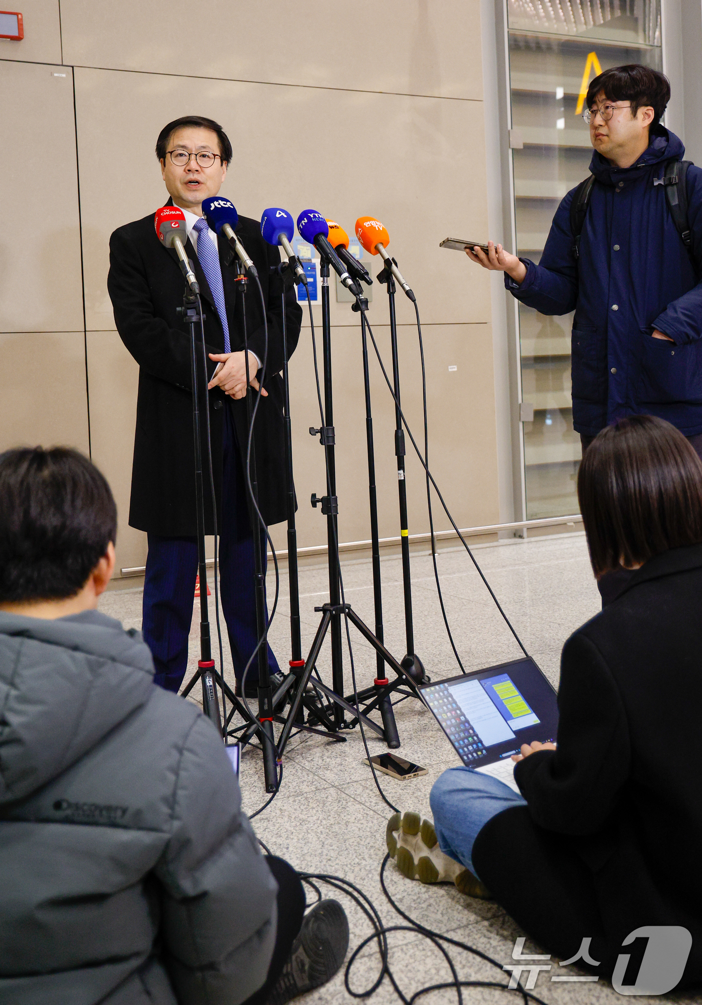 (인천공항=뉴스1) 안은나 기자 = 상호관세 25% 인상 예고 협의를 위해 급히 미국을 찾아 일정을 마친 여한구 산업통상부 통상교섭본부장이 5일 인천국제공항 2터미널을 통해 귀국, …