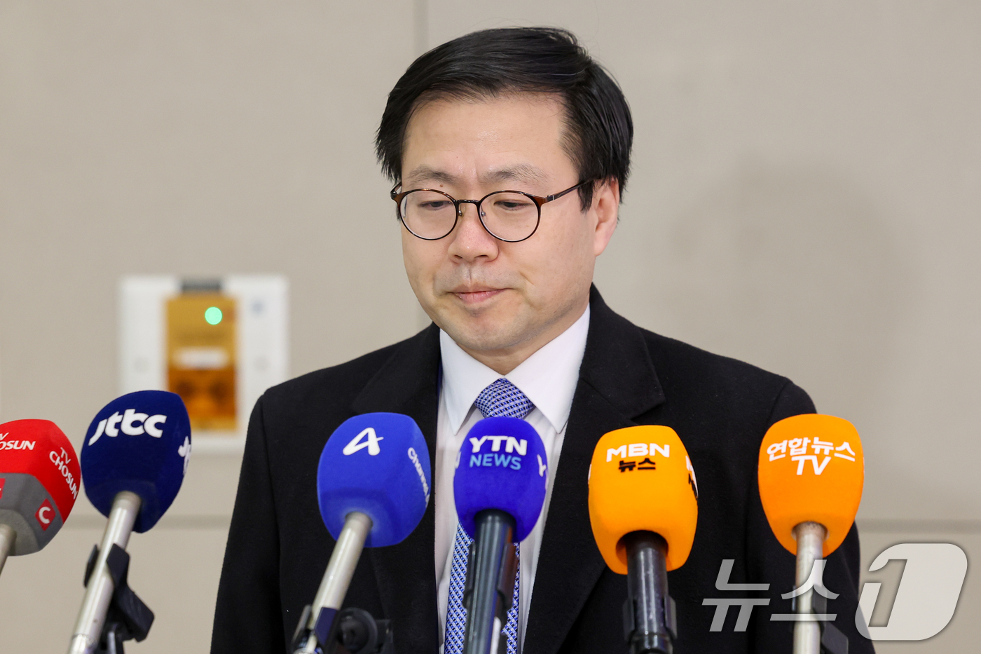 (인천공항=뉴스1) 안은나 기자 = 상호관세 25% 인상 예고 협의를 위해 급히 미국을 찾아 일정을 마친 여한구 산업통상부 통상교섭본부장이 5일 인천국제공항 2터미널을 통해 귀국, …