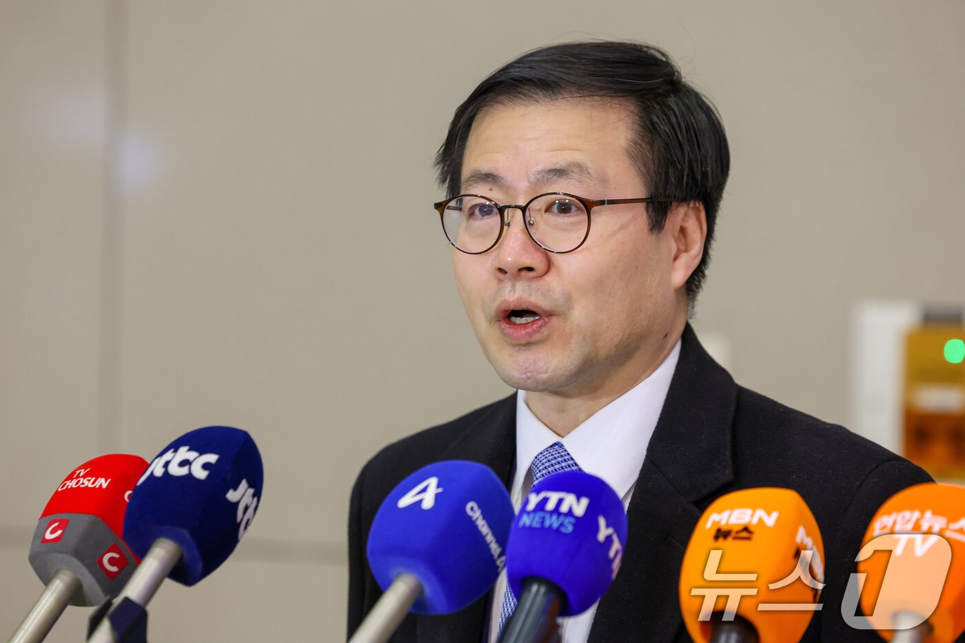 본문 이미지 - 상호관세 25% 인상 예고 협의를 위해 급히 미국을 찾아 일정을 마친 여한구 산업통상부 통상교섭본부장이 5일 인천국제공항 2터미널을 통해 귀국, 취재진 질문에 답하고 있다. 2026.2.5/뉴스1 ⓒ News1 안은나 기자