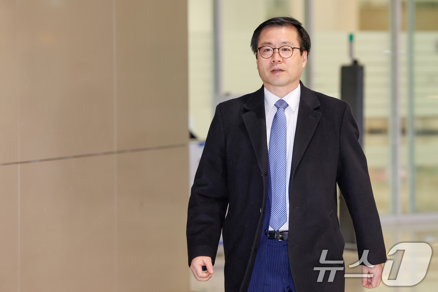 (인천공항=뉴스1) 안은나 기자 = 상호관세 25% 인상 예고 협의를 위해 급히 미국을 찾아 일정을 마친 여한구 산업통상부 통상교섭본부장이 5일 인천국제공항 2터미널을 통해 귀국하 …