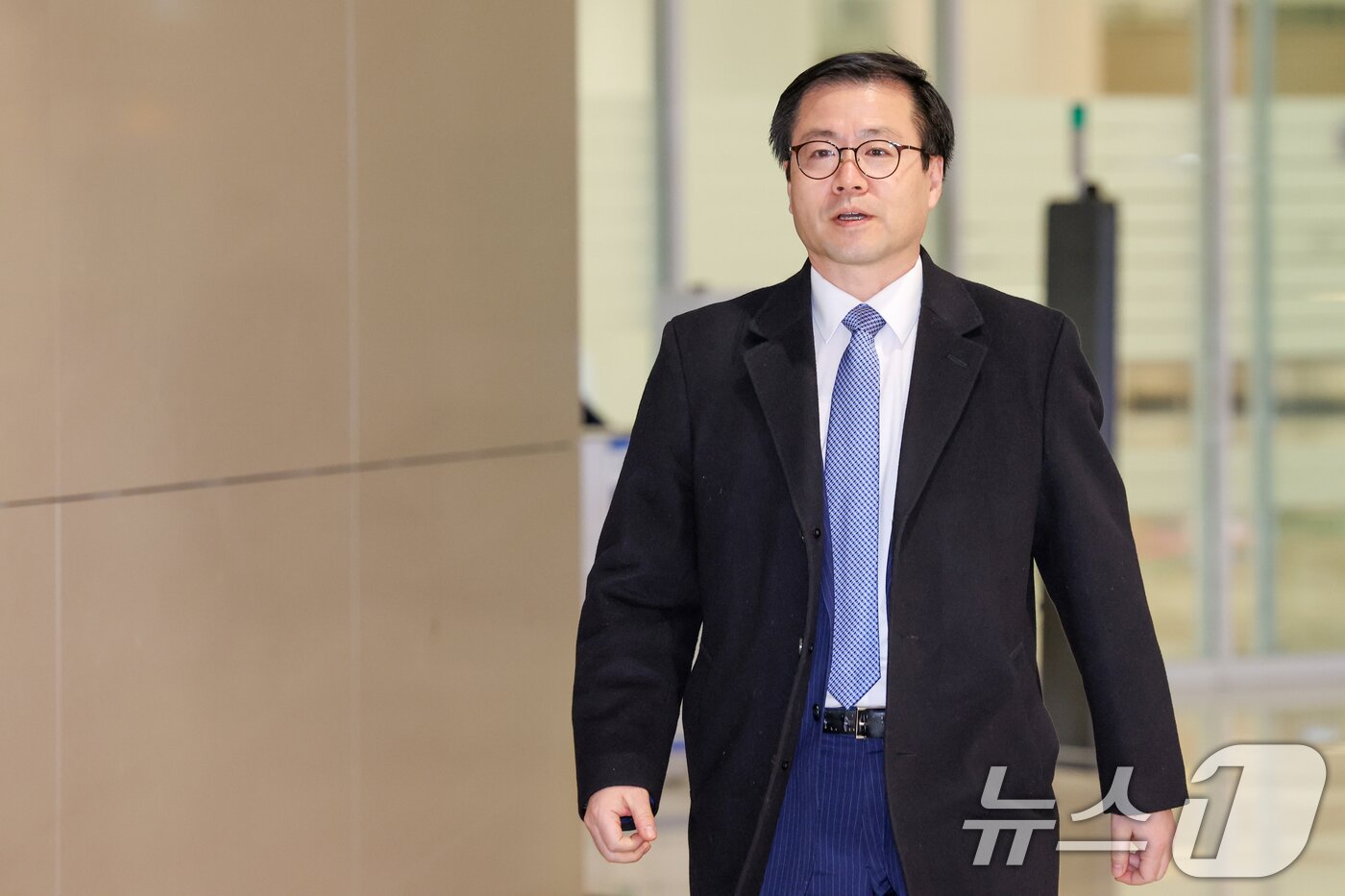 본문 이미지 - 상호관세 25% 인상 예고 협의를 위해 급히 미국을 찾아 일정을 마친 여한구 산업통상부 통상교섭본부장이 5일 인천국제공항 2터미널을 통해 귀국하고 있다. 2026.2.5/뉴스1 ⓒ News1 안은나 기자