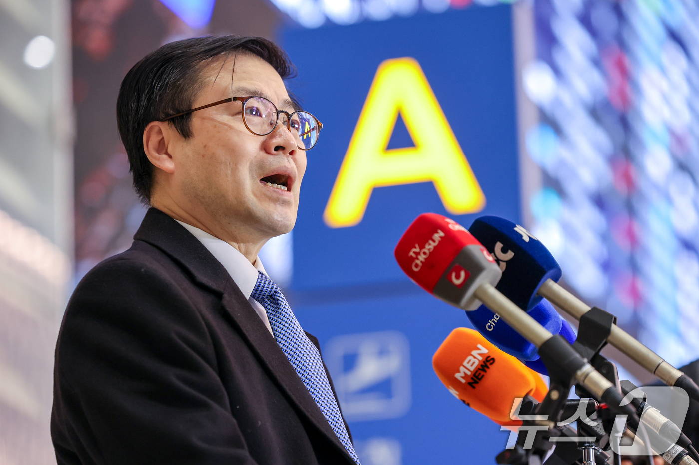 (인천공항=뉴스1) 안은나 기자 = 상호관세 25% 인상 예고 협의를 위해 급히 미국을 찾아 일정을 마친 여한구 산업통상부 통상교섭본부장이 5일 인천국제공항 2터미널을 통해 귀국, …