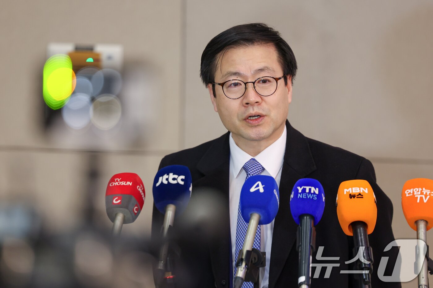 본문 이미지 - 상호관세 25% 인상 예고 협의를 위해 급히 미국을 찾아 일정을 마친 여한구 산업통상부 통상교섭본부장이 5일 인천국제공항 2터미널을 통해 귀국, 취재진 질문에 답하고 있다. 2026.2.5/뉴스1 ⓒ News1 안은나 기자