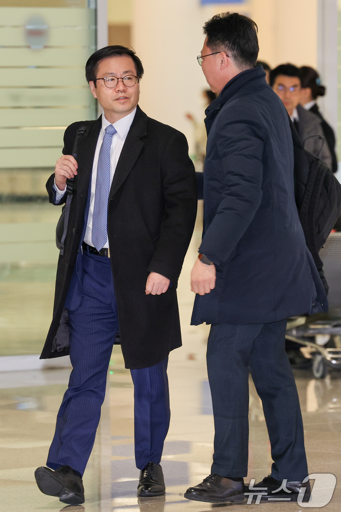 (인천공항=뉴스1) 안은나 기자 = 상호관세 25% 인상 예고 협의를 위해 급히 미국을 찾아 일정을 마친 여한구 산업통상부 통상교섭본부장이 5일 인천국제공항 2터미널을 통해 귀국하 …