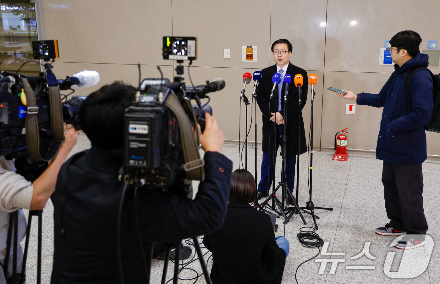 (인천공항=뉴스1) 안은나 기자 = 상호관세 25% 인상 예고 협의를 위해 급히 미국을 찾아 일정을 마친 여한구 산업통상부 통상교섭본부장이 5일 인천국제공항 2터미널을 통해 귀국, …