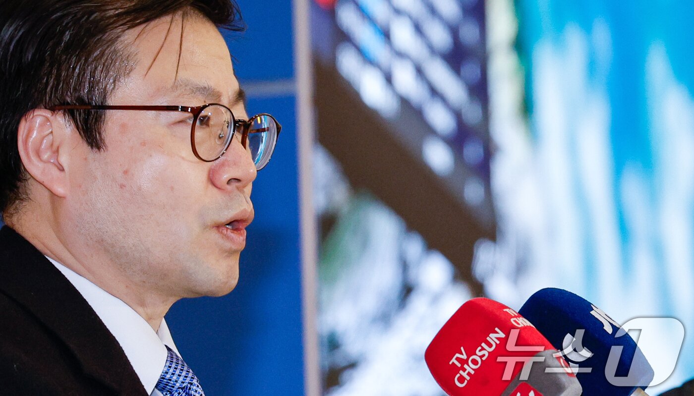 본문 이미지 - 상호관세 25% 인상 예고 협의를 위해 급히 미국을 찾아 일정을 마친 여한구 산업통상부 통상교섭본부장이 5일 인천국제공항 2터미널을 통해 귀국, 취재진 질문에 답하고 있다. 2026.2.5/뉴스1 ⓒ News1 안은나 기자