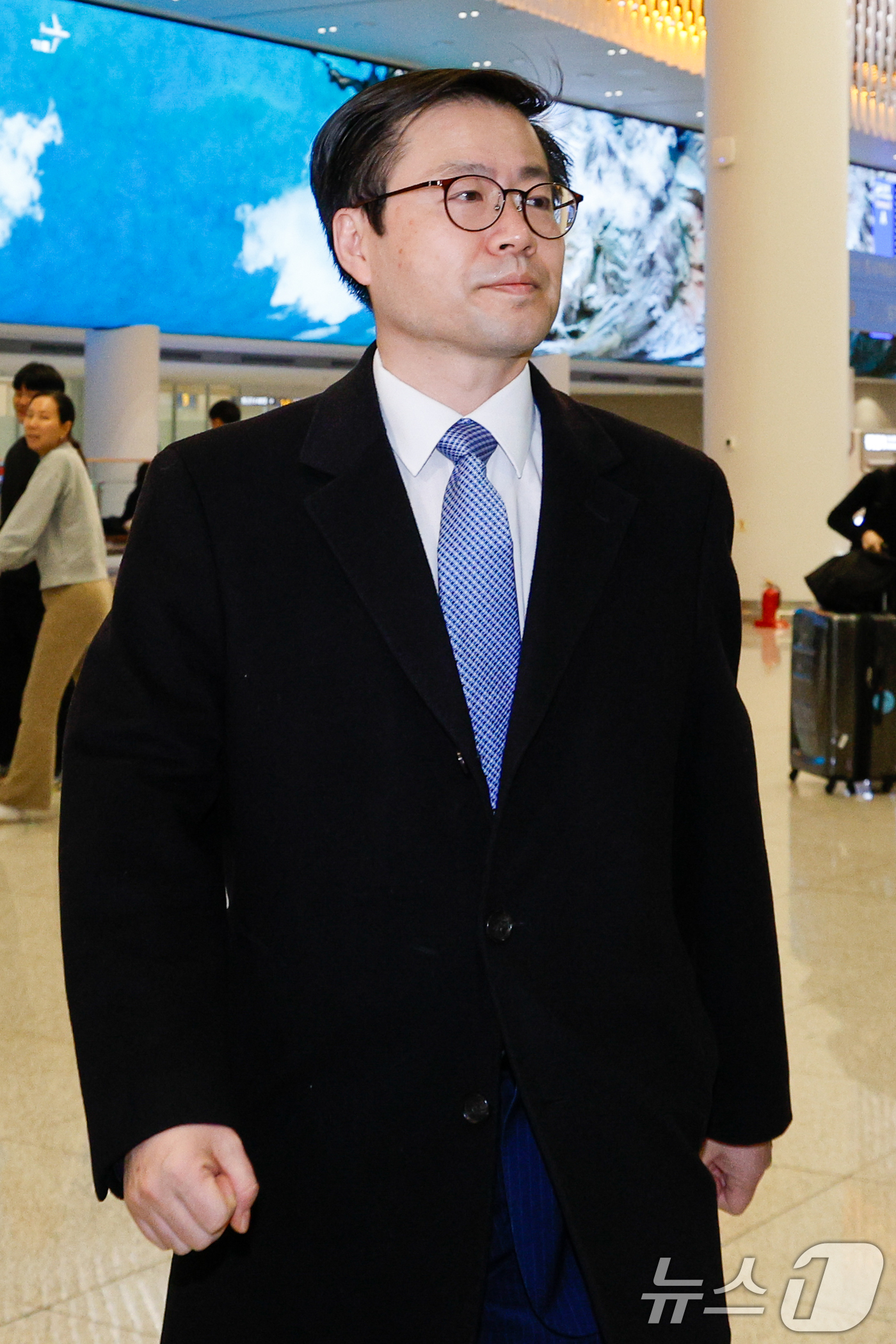 (인천공항=뉴스1) 안은나 기자 = 상호관세 25% 인상 예고 협의를 위해 급히 미국을 찾아 일정을 마친 여한구 산업통상부 통상교섭본부장이 5일 인천국제공항 2터미널을 통해 귀국하 …