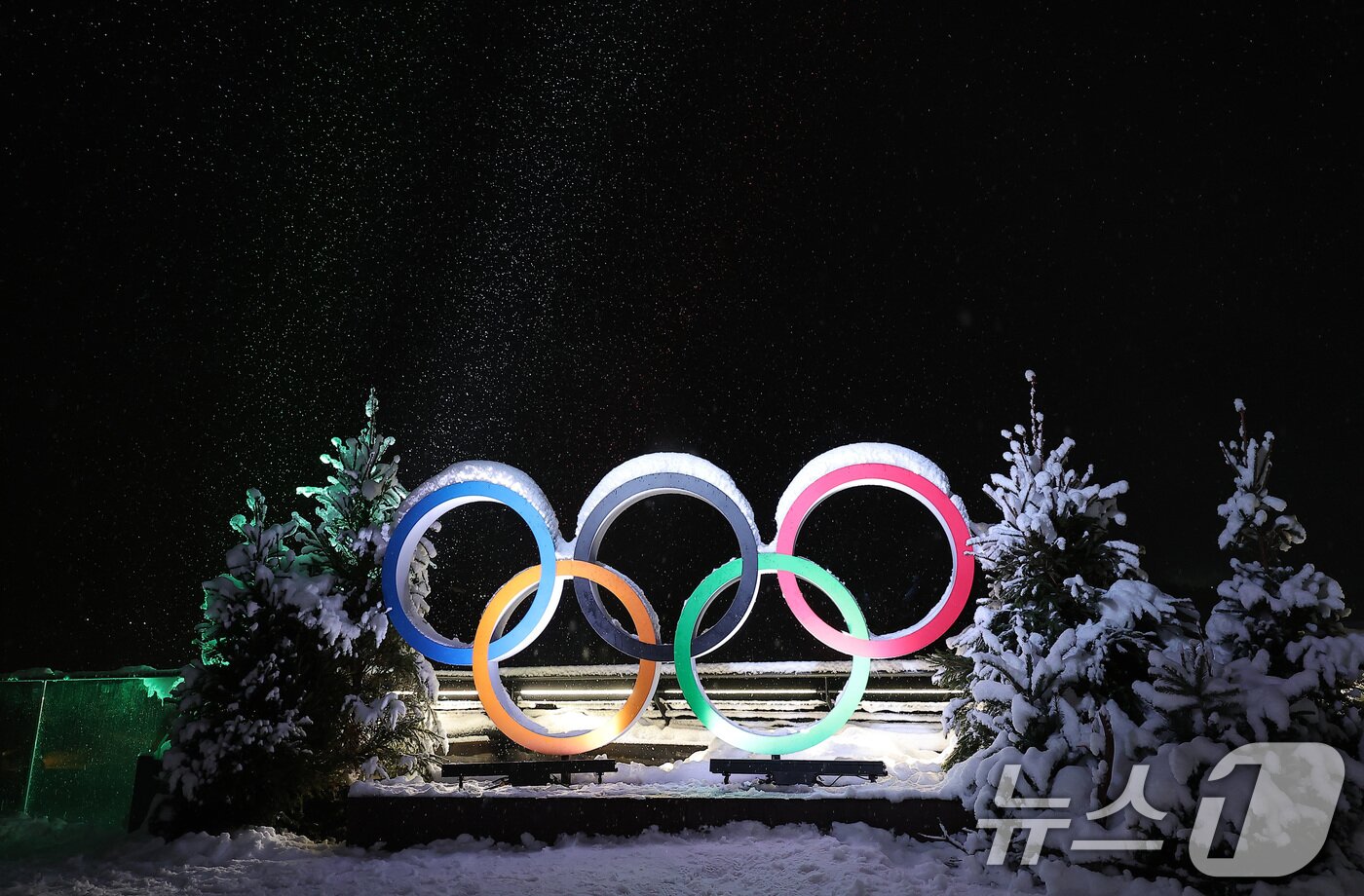 본문 이미지 - 2026 밀라노·코르티나담페초 동계올림픽 개막을 이틀 앞둔 4일(현지시간) 이탈리아 코르티나담페초 광장에 설치된 올림픽 오륜기 조형물 뒤로 눈이 내리고 있다. 2026.2.5/뉴스1 ⓒ News1 김성진 기자